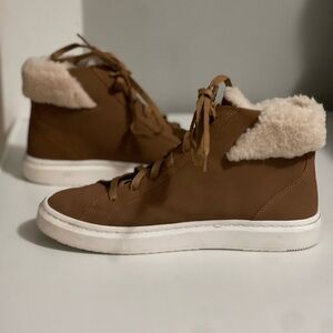 Super comfy ugg sneaker with fur top and side zipper